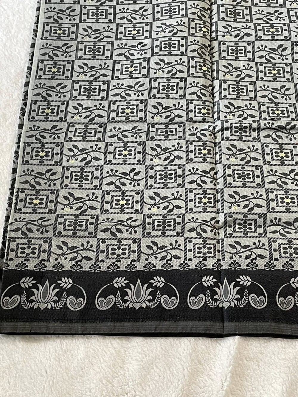 Tanth Cotton Floral design Saree - Gray color - Image 3